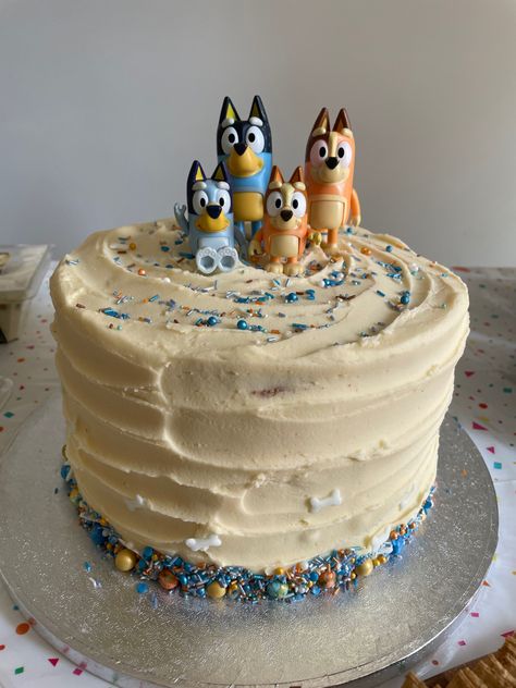 Bluey Cake With Figurines, Chocolate Bluey Cake, Easy Diy Bluey Cake, Homemade Bluey Birthday Cake, Small Bluey Cake, Homemade Bluey Cake, Birthday Cake Bluey Theme, Easy Bluey Birthday Cake, Bluey Cake Ideas Easy