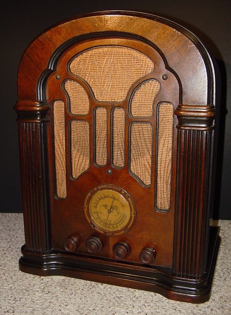 Atwater Kent Model 206 Tombstone Radio (1934) 1920s Radio, Old Fashioned Record Player, 1930s Aesthetic, Fictional Country, Antique Record Player, Vintage Record Players, Old Record Player, Radio Record Player, Antique Radios