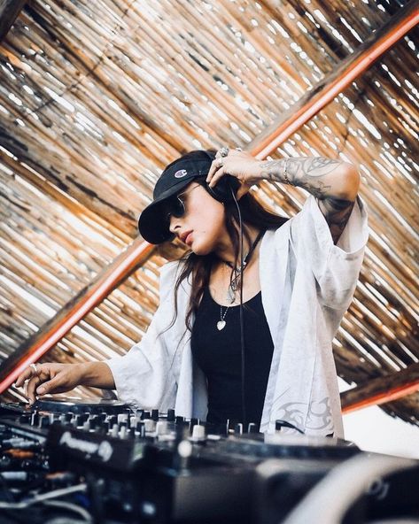 Dj Style Female, Dj Outfit Female, Dj Lifestyle, Rave Photography, Learn To Dj, Female Dj, Dj Photo, Girl Dj, Suits And Sneakers