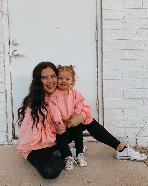 Kenzie Lunt en Instagram: “Happy twinning Tuesday & Dec 1st💗👯‍♀️” Sister Photoshoot Ideas, Kenzie Lunt, Matchy Outfit, Mom And Girl, Sister Photoshoot, Mommy Photos, Mommy Daughter Photos, Mother Daughter Photoshoot, Dec 1st