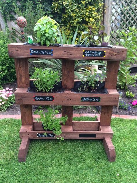 18 Cool Pallet Planter Ideas - 146 Palette Herb Garden, Potager Palettes, Herb Garden Pallet, Small Herb Gardens, Hanging Herbs, Herb Garden Design, Pallet Planter, Pallet Garden, Pallets Garden