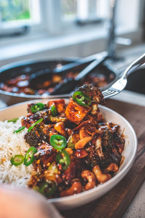 Sticky Broccoli & Tofu Stir-Fry I Georgie Eats Vegan Dinner Recipes Tofu, Korean Tofu Bowl, Sticky Broccoli, Cashew Tofu Stir Fry, Broccolini Stir Fry, Tempeh Broccoli, Crispy Tofu Bowl, Tofu Meal Prep, Cashew Broccoli