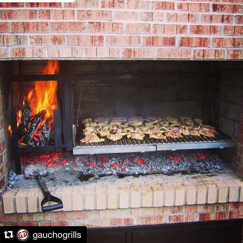 Argentinian Grill Outdoor, Backyard Grill, Gaucho Grill, Argentinian Grill, Backyard Grill Ideas, Brick Bbq, Barbecue Design, Outdoor Kitchen Decor, Outdoor Bbq Area