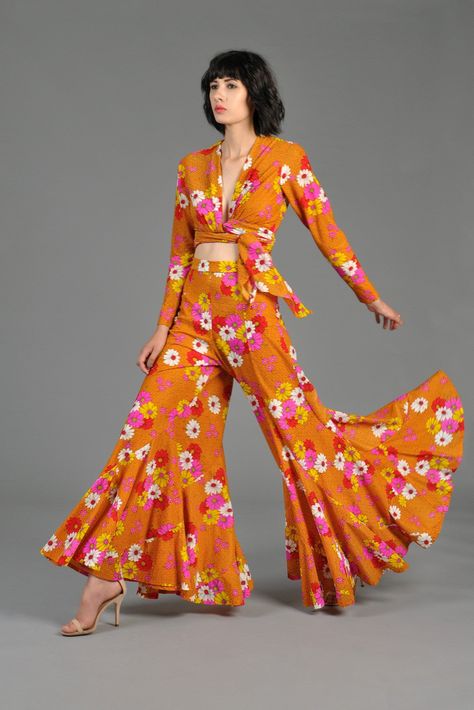 70s Bell Bottoms Outfits, Fashion 70s Style, 70s Mode, Orange Power, Patti Hansen, Fashion 70s, Lauren Hutton, 70s Outfits, Summer Crop Tops