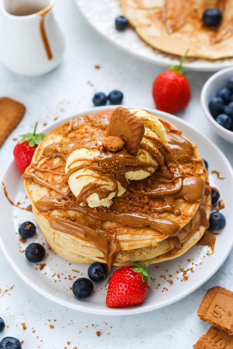 Lotus Biscoff Pancakes, Fruit Pancakes Recipe, Lotus Pancakes, Biscoff Pancakes, Pancakes Pictures, Breakfast Fancy, Ultimate Pancake Recipe, Dessert Pancakes, Pancakes Dessert