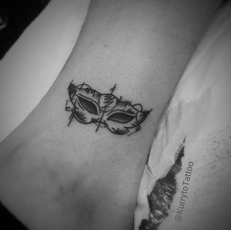 Tiny venetian mask tattoo by Needles Love Tattoo. 30 Lovely Venetian Mask Tattoos to Celebrate Carnival #blogpost #mustread #tattooforaweek #mask #carnival #venetian Italian Mask Tattoo, Theater Mask Tattoo Women, Small Mask Tattoo, Masquerade Mask Tattoos For Women, Venice Mask Tattoo, Carnival Mask Tattoo, Venice Tattoo Ideas, Venetian Tattoo, Mask Tattoos For Women