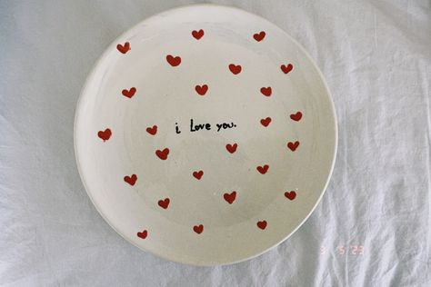 Cute Pottery For Boyfriend, Heart Pottery Plate, Paint Ur Own Pottery Ideas, Pottery Painting Valentines Day, Pottery Painting Date Outfit, Paint Your Own Pottery Ideas Simple, Pottery Painting Ideas Beginners, Pottery Painting Ideas Valentines, Pottery Designs Ideas Easy