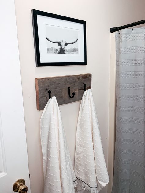 Farmhouse Bathroom Towels Ideas, Bathroom Towel Hardware, Hand Towel Holder Ideas Bathroom Wall, Small Western Bathroom Ideas, Diy Bathroom Towel Hooks, Small Bathroom Towel Hanging Ideas, Bathroom Hooks Ideas, Towel Hanger Ideas Bathroom, Towel Hanging Ideas Bathroom