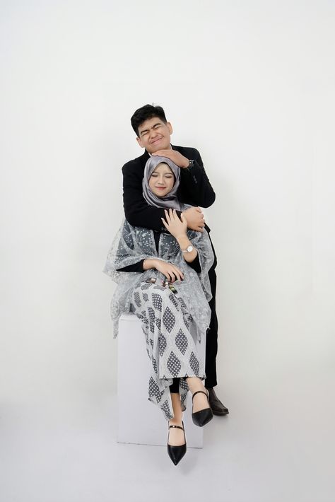 pose ideas self potrait, graduation Foto Studio Wisuda Couple, Grad Photos Couple, Poto Studio, Self Foto, Silly Wedding Photos, Bareng Ayang, Studio Photoshoot Ideas, Pre Wedding Photoshoot Outfit, Foto Studio