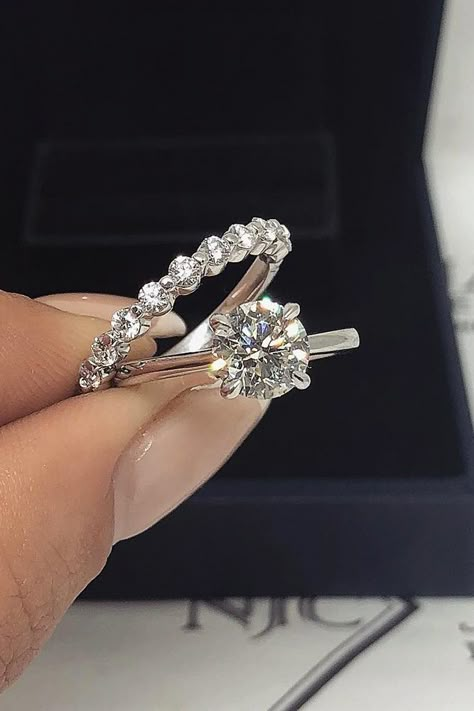 Simple Engagement, Wedding Rings Round, Baguette Diamond Rings, Round Engagement Rings, Simple Engagement Rings, Dream Engagement Rings, Engagement Rings Round, Wedding Rings Unique, Wedding Rings Vintage