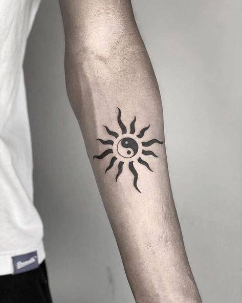 Guy Hand Tattoos Simple, Simple Tattoo Designs Men Arm, Desain Tattoo Simple, Tattoo Ideas For Men Small Hand, Arm Simple Tattoo Men, Cute Tattoo For Men, Medium Sized Tattoos For Guys, Tattoo Ideas For Men Forearm Simple, Tattoo Designs Men Small Hand