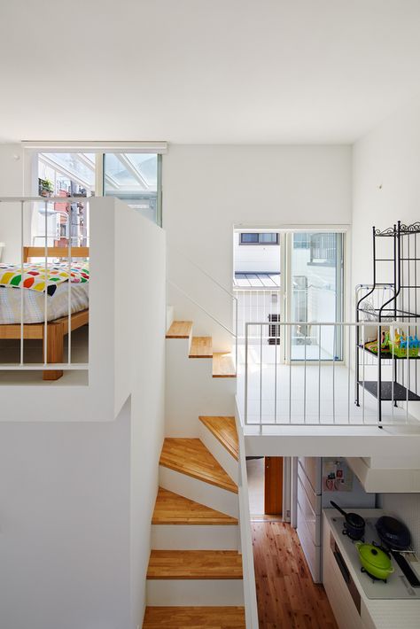 Balcony House,© Koji Fuji / Nacasa and Partners Inc. Balcony Inside House, Second Floor House Design Interior, Small Mezzanine House Design, Mezzanine Staircase, Mezanine Interior, Balcony House Design, Mezzanine House Design, Balcony House Second Story, Second Floor House Design