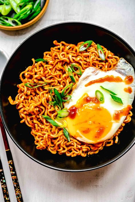 Buldak Ramen Recipe, Ramen With Egg, Ramen From Scratch, Spicy Korean Noodles, Buldak Ramen, Ramen Dinner, Ramen Toppings, Cream Salad, Spicy Ramen