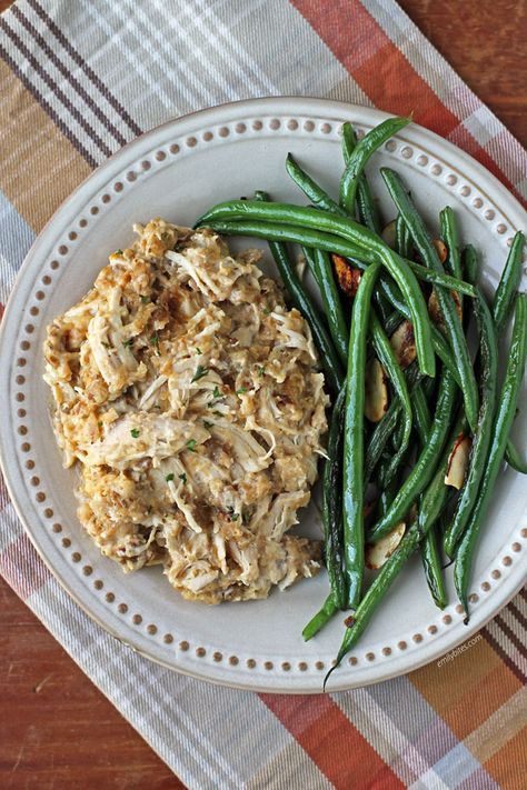 This easy 5-ingredient Slow Cooker Chicken and Stuffing is a satisfying comfort food meal for just 315 calories or 7 Green, 5 Blue or 5 Purple WW SmartPoints per cup! Slow Cooker Chicken And Stuffing, Sausage And Potatoes Skillet, Meatloaf With Gravy, Creamy Chicken Stew, Crispy Cheddar Chicken, Emily Bites, Garlic Chicken Pasta, Chicken And Stuffing, Weight Watchers Chicken