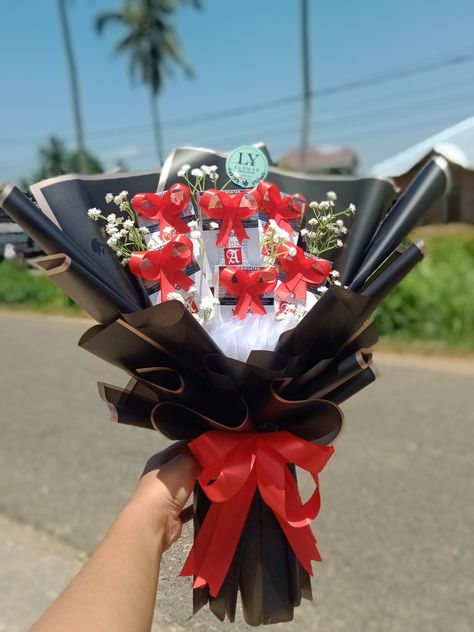 Buket Graduation, Bucket Wisuda, Tutorial Buket, Gif Birthday, Diy Bucket, Bouquet Tutorial, Flower Bouquet Diy, Bf Gifts, Hand Lettering Art