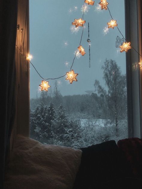 Snowy Room Aesthetic, Wind Down Aesthetic, Cozy December Aesthetic, Christmas Vibes Cozy Wallpaper, Winter Decor Aesthetic, Aesthetic Winter Room, Winter Room Ideas, Winter Bedroom Aesthetic, Warm Winter Aesthetic