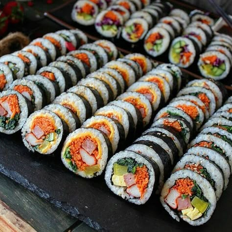 Kimbap Aesthetic, Salad Korean, Fool Recipe, Healthy Sushi, Kimbab, Mie Goreng, Korean Side Dishes, Makanan Diet, Ayam Goreng