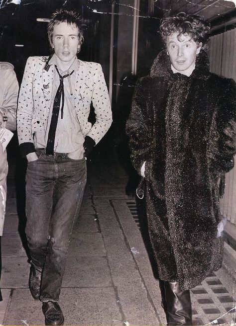 Malcom Melaren + Jonny Rotten Jonny Rotten, Malcolm Mclaren, 70s Punk, Johnny Rotten, London Police, Sid Vicious, Mode Punk, Dangerous Minds, Music Pics