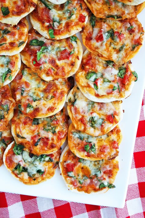 Make Your Own Mini Pizzas + Homemade Pizza Dough – The Comfort of Cooking Mini Pizza Recipes, Resep Pizza, Pizza Fatta In Casa, Mini Pizzas, Southern Lifestyle, Idee Pasto, Homemade Pizza Dough, Pizza Bites, Thin Crust Pizza