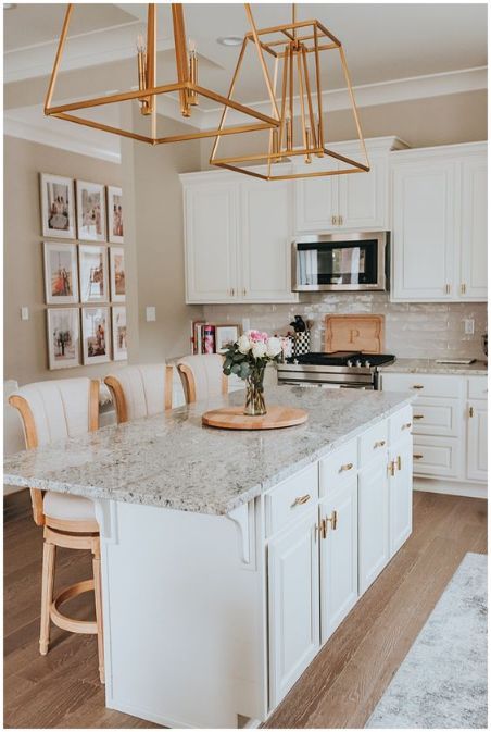 White cabinets, beige walls, light hardwoods. Tv Kitchen, Marble Tables Living Room, Interior Design Kitchen Contemporary, Interior Design Kitchen Small, Marble Fireplace, Blogger Lifestyle, Kitchen White, Classic Kitchen, White Kitchen Design