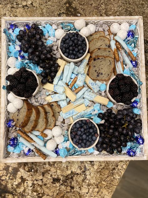 Charcuterie Board Baby Shower Ideas, Baby Shower Charcuterie Board Ideas, Shower Charcuterie Board, Baby Shower Charcuterie Board, Baby Shower Charcuterie, Blue Party Foods, Baby Shower Desserts Boy, Dessert Charcuterie Board, Boy Baby Shower Food