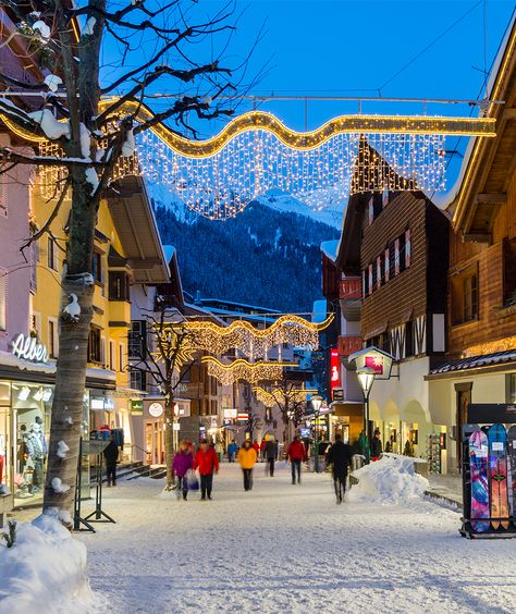 Night view of winter ski resort St. Anton in Austria. St. Anton am Arlberg was the host of the Alpine World Ski Championships in 2001. St Anton Austria, Austrian Christmas, Ski Europe, Ski Austria, Village Architecture, Ski Village, Skiing Aesthetic, Germany Trip, N Love