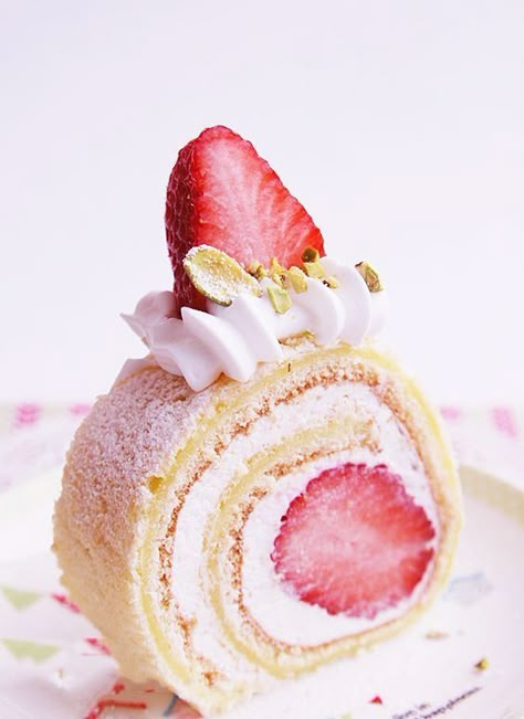 Strawberry Rolled Cake, Strawberry Cake Roll, Strawberry Roll, Strawberry Roll Cake, Strawberry Sweets, Strawberry Aesthetic, Roll Cakes, Chocolate Recipes Homemade, Peanut Butter Roll