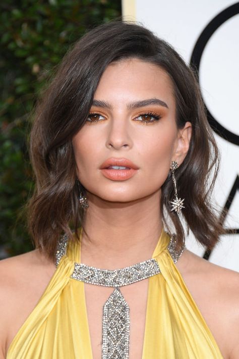 Emily Ratajkowsi in a bold tangy lip on the red carpet. Makeup With Yellow Dress, Golden Globes Hair, Celebrity Bobs Hairstyles, Orange Eye Makeup, Red Carpet Makeup, Orange Eyeshadow, Makeup 2017, Yellow Eyeshadow, Orange Makeup