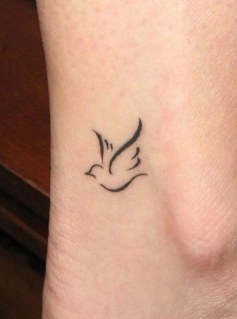 2019 Hottest Simple Small Tattoos You Must Try.I think these tattos which will make you special and different.These tattoos contains various simple small tattoos in arms，sleeve，forearm ，hand，wirst.There are some simple white and black tattoos and so on.These can meet your need. Let's this season be so different.Try it.#tattoos #smalltattoo Small Dove Tattoos, Simple Bird Tattoo, Small Bird Tattoos, Dove Tattoo Design, Dove Tattoos, Tato Jari, Bird Tattoo Wrist, Small Bird Tattoo, Petit Tattoo