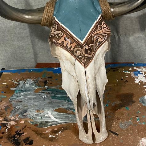 Painted Longhorn Skull, Cow Skull Painted, Cow Skull Aesthetic, Cow Skull Painting Ideas, Cow Skull Painting, Longhorn Skull Art, Cow Skull Design, Painted Animal Skulls, Animal Skull Decor