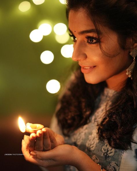 130.2k Likes, 552 Comments - Rajisha Vijayan (@rajishavijayan) on Instagram: “Diwali happens to be one of my most favourite festivals. From cleaning house on the day before that…” Sahar Khan, Rajisha Vijayan, Choti Diwali, Lakshmi Pooja, Aesthetic Photography People, Diwali Photography, Diwali Pictures, Diwali Photos, Sisters Photoshoot Poses