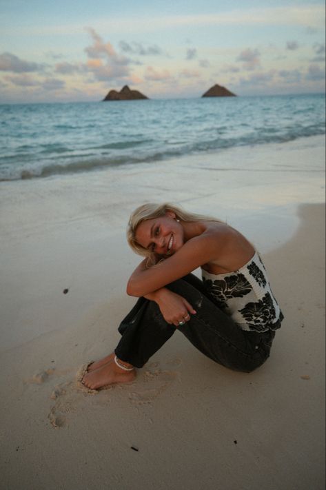 Beach Pictures Clothes, Hawaii Vacay Outfits, Beach Pic Inspo Aesthetic, Beach Solo Photo Ideas, Notes Poem, Senior Photos Beach, Summer Coastal Cowgirl, Best Beach Poses, Beach Pictures Ideas