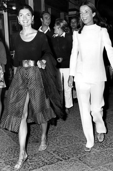 Jackie and Lee, 1971, in Capri , Italy.                                                                                                                                                                                 More Carole Radziwill, Jackie O Style, Lee Radziwill, Jackie Onassis, Jackie O, Olivia Palermo, Gigi Hadid, Mode Vintage, Celebrity Fashion