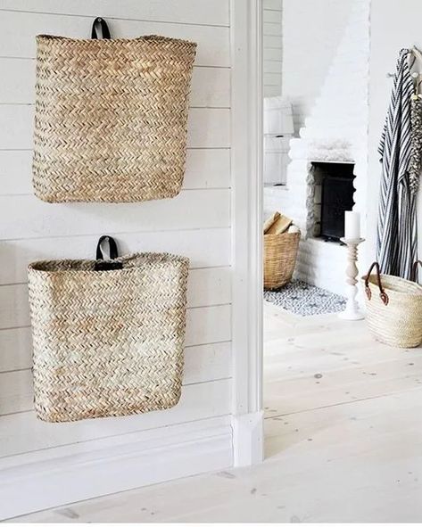 Basket Wall Decor Baskets On Wall For Storage, Shopping Bag Storage, Estilo Tropical, Basket Wall Decor, Hus Inspiration, Wall Storage, Hanging Storage, Baskets On Wall, Wall Spaces