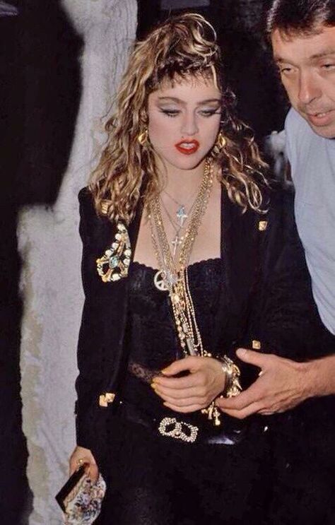 Madonna•• Madonna 80s Fashion, Madonna Outfits, 1980s Madonna, Madonna Fashion, Madonna Looks, Look 80s, 90s Grunge Hair, 80s Party Outfits, Madonna 80s