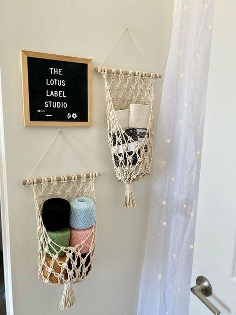 Macrame Room Ideas, Macrame Wall Storage, Crafts With Wooden Dowels, Macrame Storage Ideas, Macrame Small Projects, Macrame For Kids Room, Macrame Scraps, Useful Macrame, Macrame Kids Room