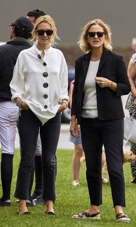 7 claves de estilo de tendencia minimal que Marta Ortega ha aprendido de su madre Flora Pérez sin darse ni cuenta. Los looks que lo demuestran. Marta Ortega, City New York, Kate Winslet, Fashion Mode, Moda Fashion, York City, New York City, Lab Coat, Suit Jacket