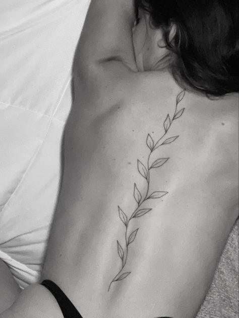 Girl Spine Tattoos, Back Tattoo Women Spine, Tattoos For Women Flowers, Small Pretty Tattoos, Vine Tattoos, Spine Tattoos For Women, Tattoo Style Drawings, Spine Tattoo, Back Tattoo Women