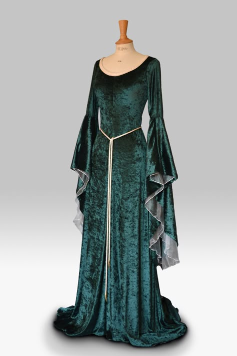 Camelot Dress Gowns, Simple Fantasy Dress, Green Gothic Dress, Elven Dress Gowns, Medieval Sketches, Medieval Gowns Royals, Elvish Clothes, Green Fantasy Dress, Galadriel Dress