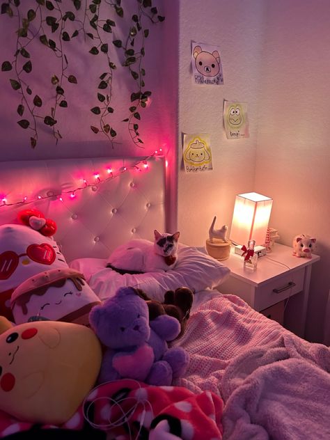 Fresita Room Ideas, Latina Room Aesthetic, Latina Room, Decoracion Hello Kitty, Luxury Room Bedroom, Pink Room Decor, Future Apartment Decor, Pastel Room, Pinterest Room Decor