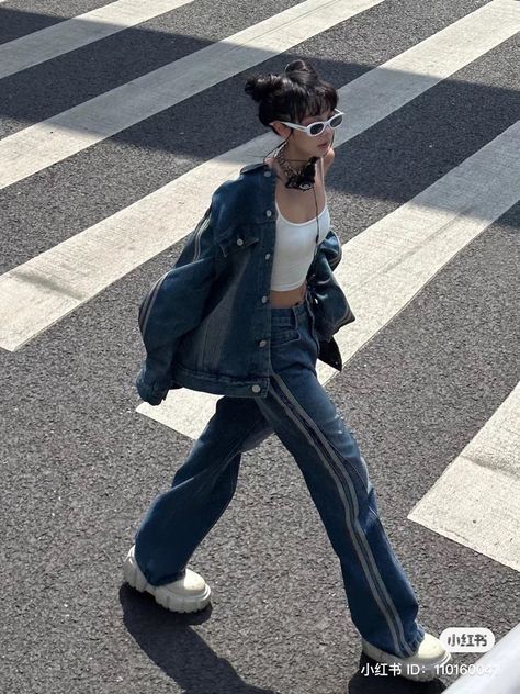 Outfit Y2k Aesthetic, Korean Fashion Jeans, Peony Aesthetic, Acubi Fashion, Street Style Aesthetic, Street Outfits, Aesthetic Streetwear, Asian Street Style, Casual Day Outfits