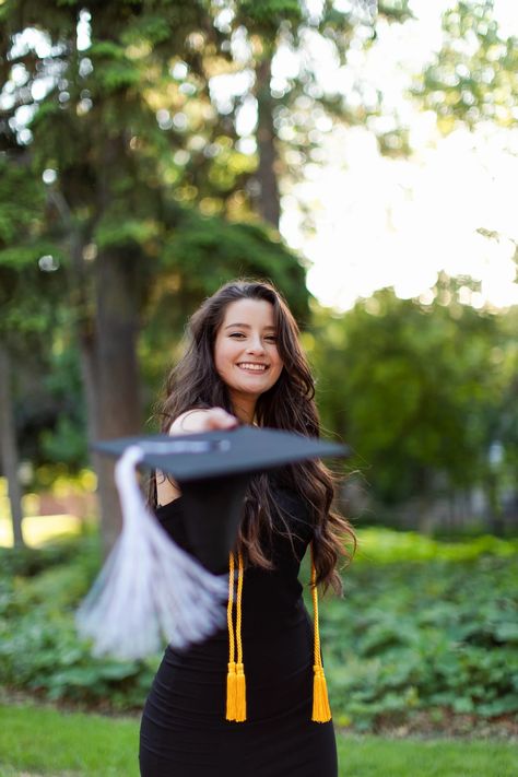 Graduation Poses Ideas, High School Graduation Ideas, School Graduation Ideas, University Of Minnesota Twin Cities, Psychology Major, Graduation Poses, Graduation Caps, Photoshoot Props, Graduation Photoshoot