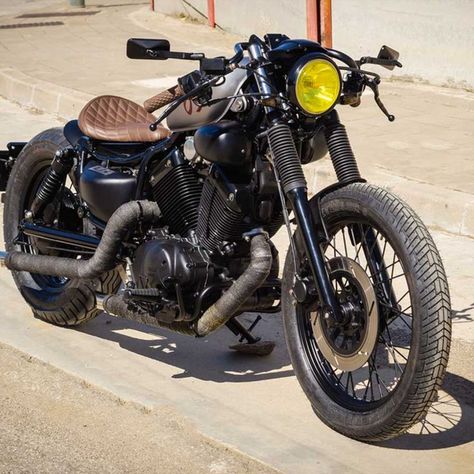 This is a Yamaha Virago 535 customized by Lord Drake Kustoms in a Bobber style. Yamaha Virago Bobber, Cafe Racer Handlebars, Virago Bobber, Motorcycle Workshop, Bobber Style, Yamaha Virago, Old Motorcycles, Bobber Motorcycle, Bobber Chopper