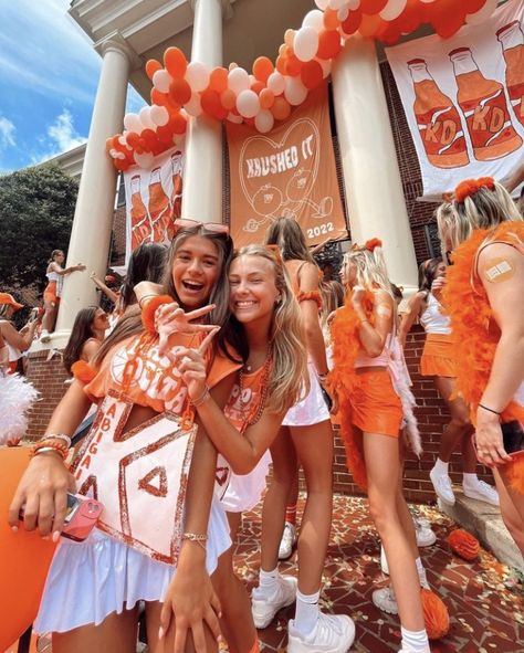 Ut College, Univ Of Tennessee, University Of Tn, Rocky Top Tennessee, Tennessee Volunteers Football, College Acceptance, College Sorority, Tennessee Football, College Aesthetic