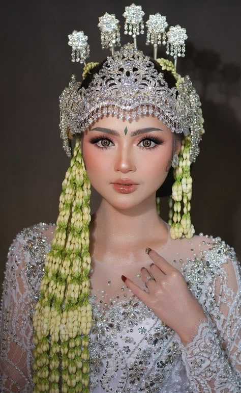 Sunda Siger, Siger Sunda, Akad Nikah, Wedding Dreams, Pre Wedding, Dream Wedding, Wedding Ideas, Makeup, Beauty