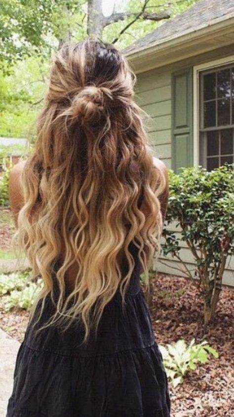 how to make hair thicker Country Girl Hairstyles, Blonde Lowlights, Curly Hair Trends, Lazy Hairstyles, Hair Stylies, Hair Images, Haircuts For Long Hair, Easy Hairstyles For Long Hair, Long Curly Hair