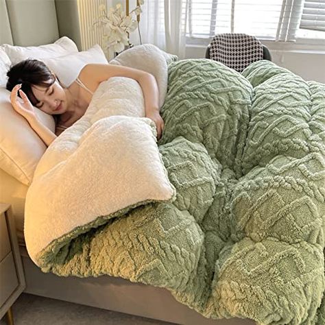 PRICES MAY VARY. Thickened Super Soft Insulation Hibiscus Winter Quilt - A good night's sleep is an important part of your health! These high-quality duvets are made of natural fibers. It can breathe and provide stable temperature for sleep. Three-dimensional Quilting Process - The winter quilt adopts quilting and precise wave stitching to ensure that the filling remains smooth and avoid gaps and clumps.Scientific division,dispersing pressure,locking warmth,delicate and dense,smooth and beautifu Luxurios Bedding, Womans Bedroom Furniture, Chic Bedding Luxe, Target Room Essentials Blanket, Womens Blush Pink Bedroom, The Comfy Blanket, Glitter Bedding Set, Cute Bed Sets Target, Bedroom Sets Overstock