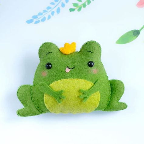 Felt Toy Patterns sur Instagram : 🍃 Felt frog princess 🐸 You can find the pattern in my Etsy shop, link in bio @sokolfelt 🍃 #felt #feltro #moldes #handmade #frog #sewing… Frog Sewing, Felt Frog, The Frog Princess, Mobile Ideas, Felt Toys Diy, Felt Sewing, Felt Toys Patterns, Felt Animal Patterns, Frog Princess