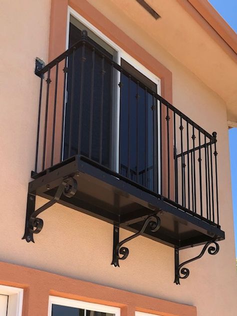 Balcony Grill Ideas, Castle Balcony, Wrought Iron Balcony, Home Decor Ideas Modern, Balcony Designs, Grill Designs, Coastal Interior Design, Octagon House, Railing Designs