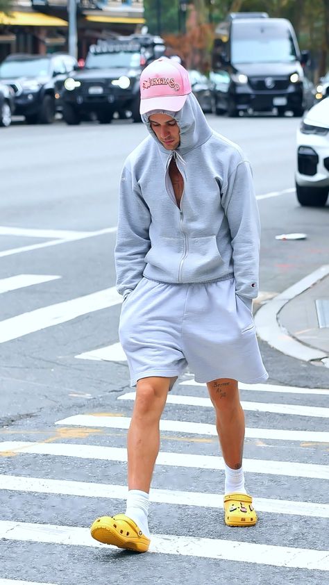 Crocs Outfit, Crocs Fashion, Fits Ideas, Crocs Men, Man Child, Instagram Outfits, Justin Bieber, Street Style, Mens Outfits